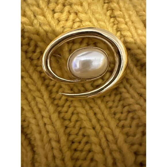 Monet Pearl Gold Brooch Vintage holiday elegant special occasion chic J-01-17 - Picture 4 of 11